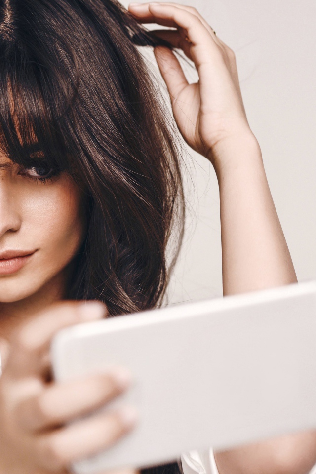 Певица Камила Кабельо делает селфи 