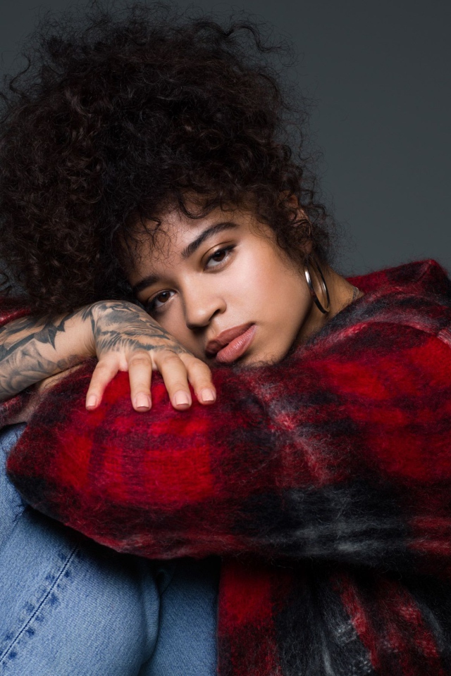 Певица Элла Май на сером фоне