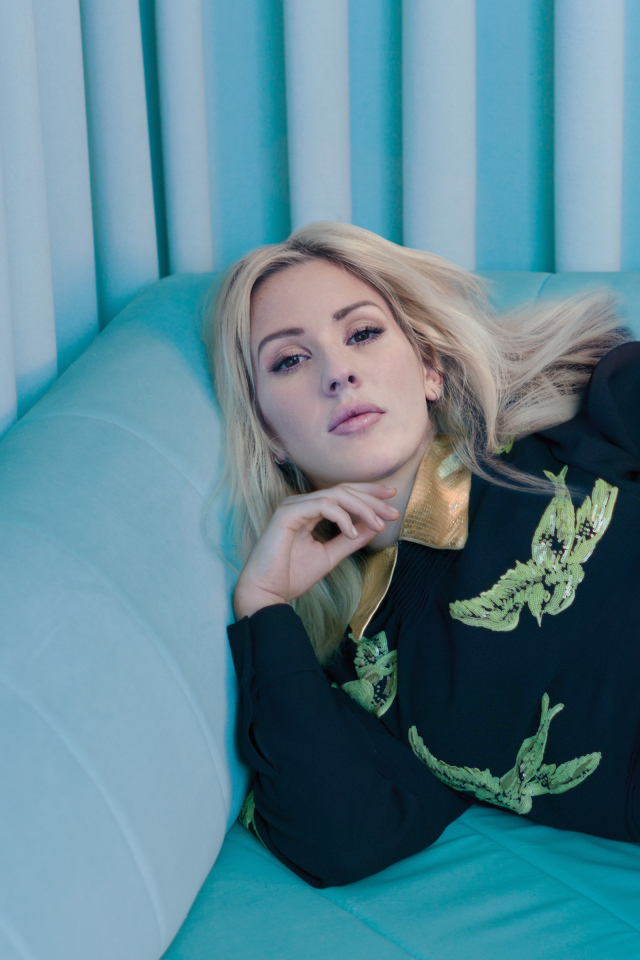 Певица Элли Голдинг лежит на голубом диване