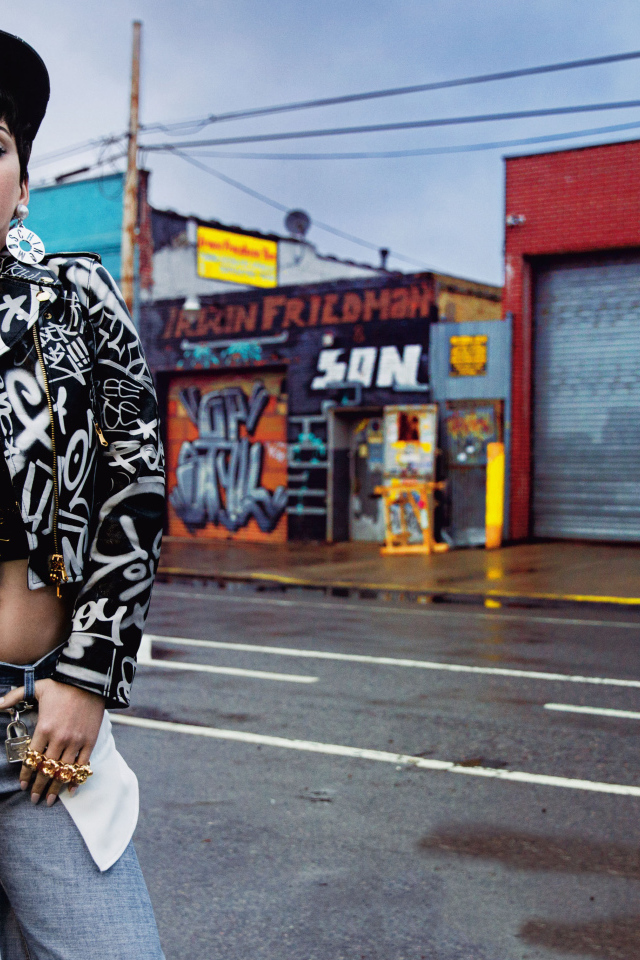 Певица Кэти Перри у дороги 