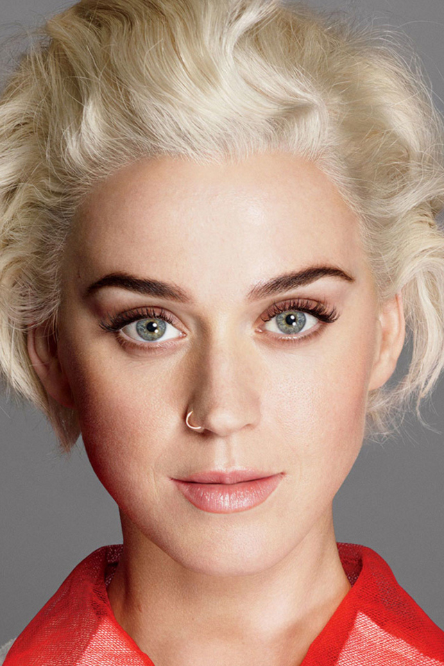 Певица Кэти Перри с короткой стрижкой на сером фоне