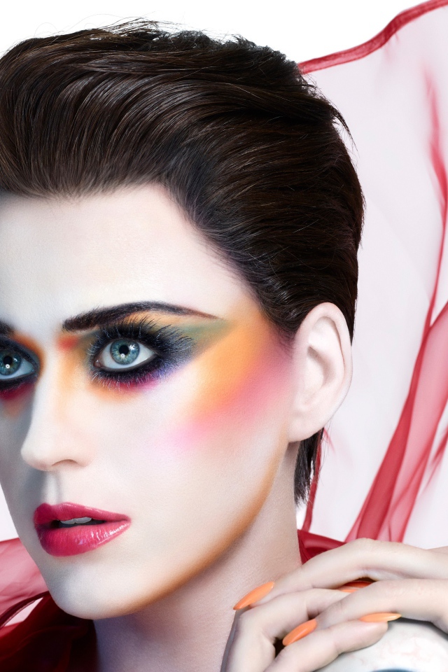 Певица Кэти Перри с ярким макияжем