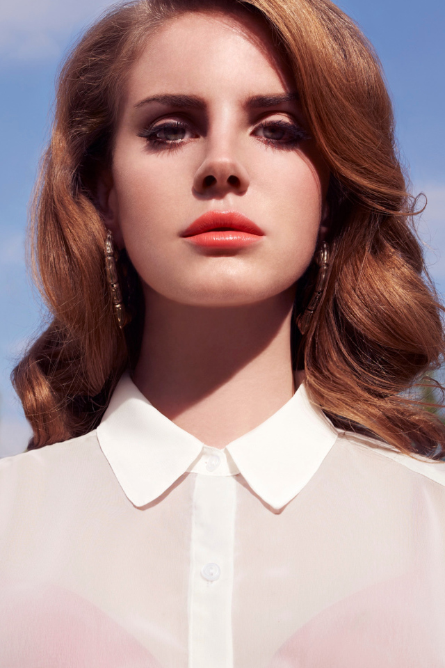 Певица Лана Дель Рей с большими сережками в ушах 