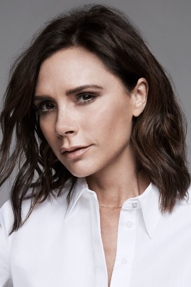 Певица Виктория Бекхэм на сером фоне