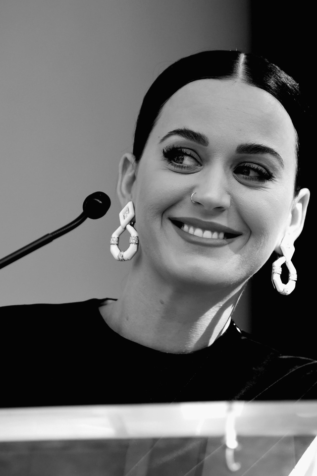 Улыбающаяся девушка певица Кэти Перри 