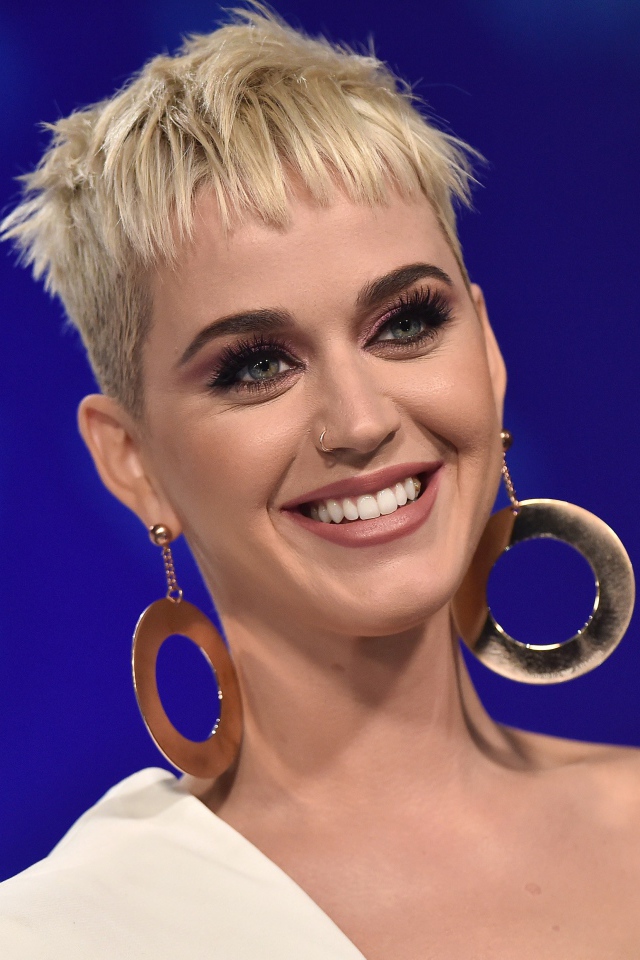 Улыбающаяся короткостриженная блондинка, певица Кэти Перри