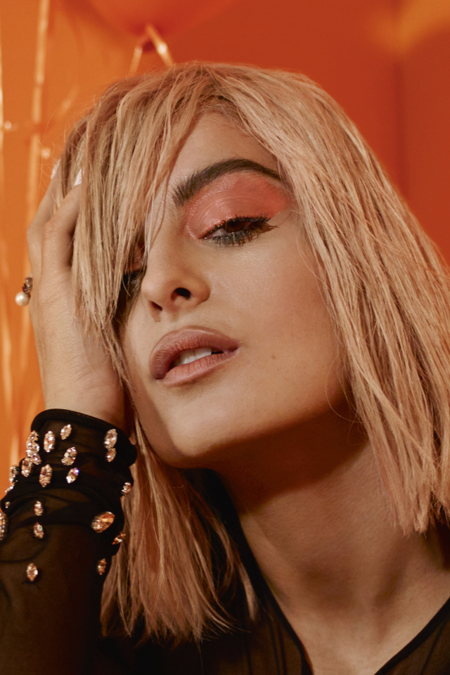 Эффектная певица Биби Рекса в черной кожаной куртке