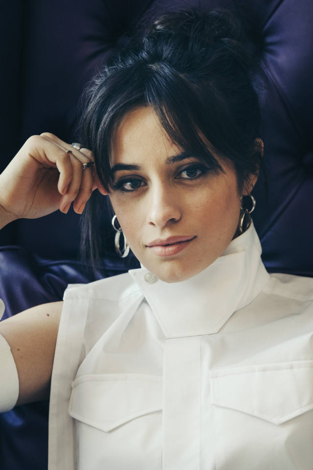 Стильная Камила Кабельо в белом костюме сидит в кресле