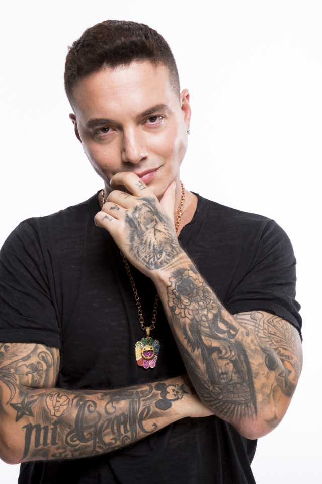 Стильный мужчина, певец Джей Бальвин в черной футболке