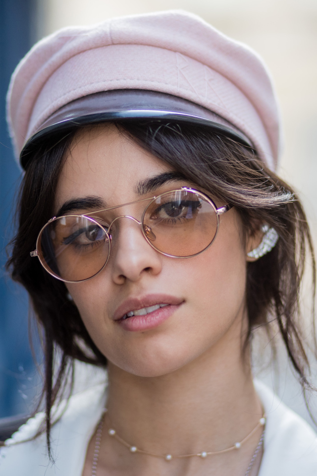 Стильная певица Камила Кабельо в очках и кепке