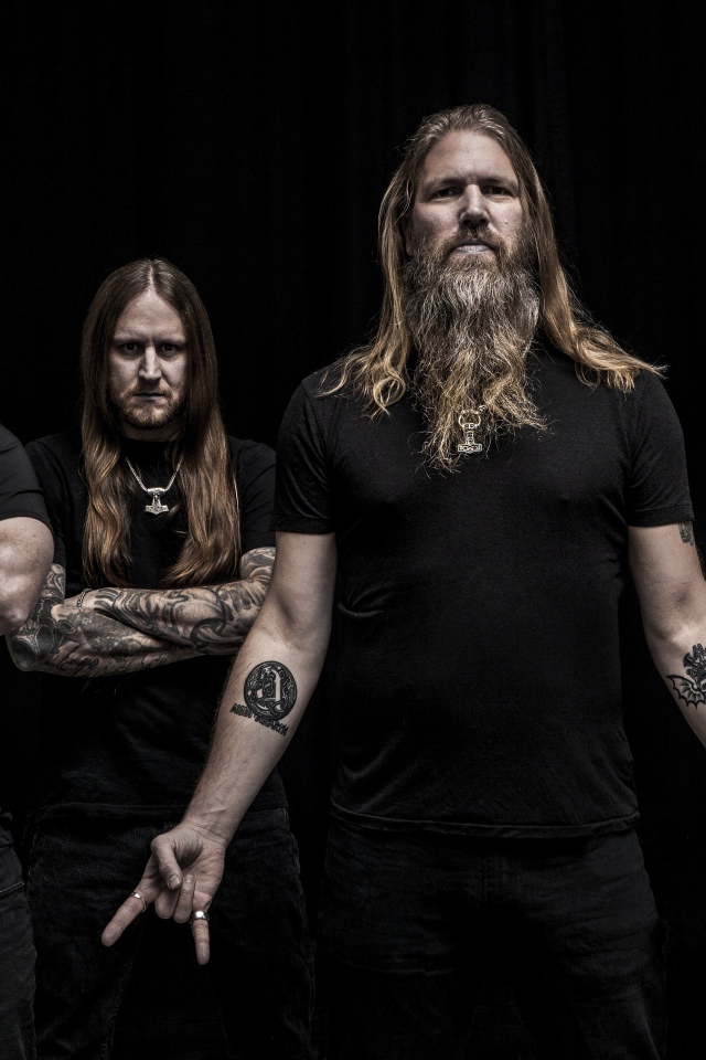 Шведская метал-группа Amon Amarth на черном фоне