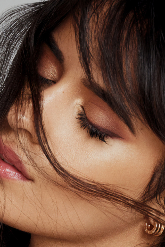 Нежная девушка с закрытыми глазами, певица Камила Кабельо