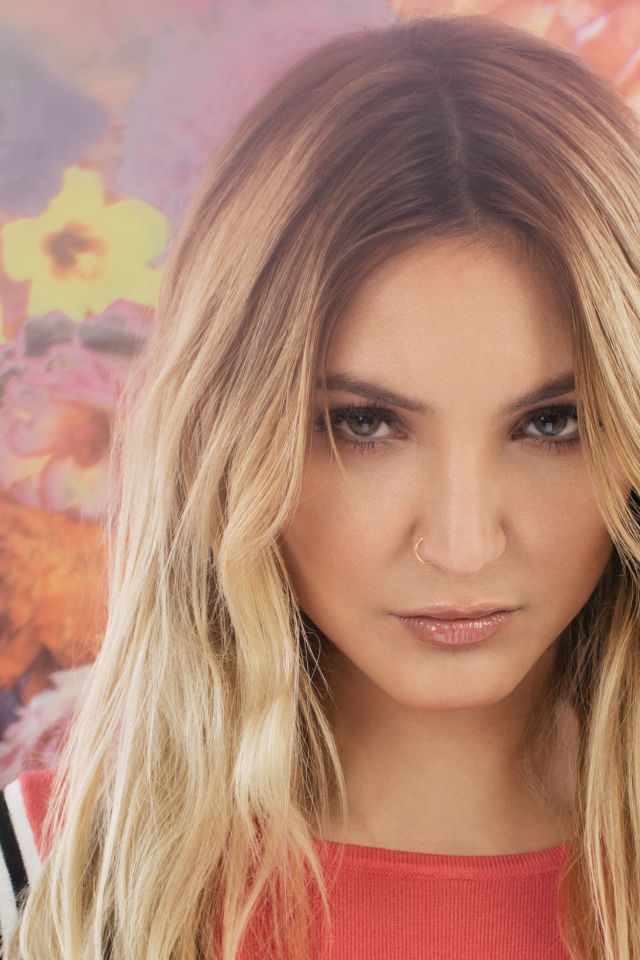 Взгляд певицы Джулии Майклз