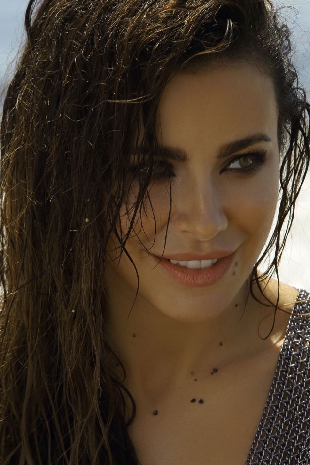 Украинская певица Ани Лорак с мокрыми волосами