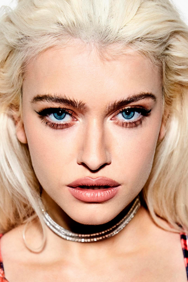 Молодая блондинка, поп исполнительница Элис Чэтер крупным планом