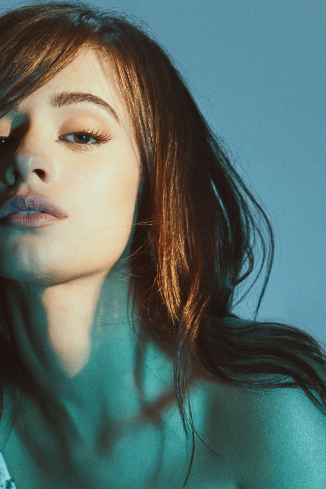 Молодая кареглазая певица Камила Кабельо на синем фоне