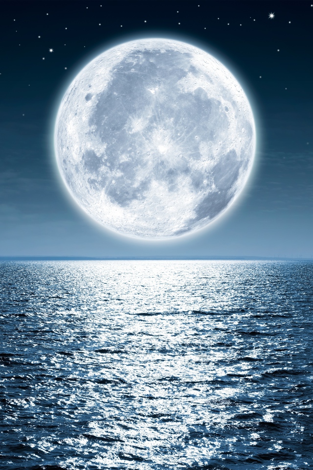 Огромная белая луна в звездном небе над морем