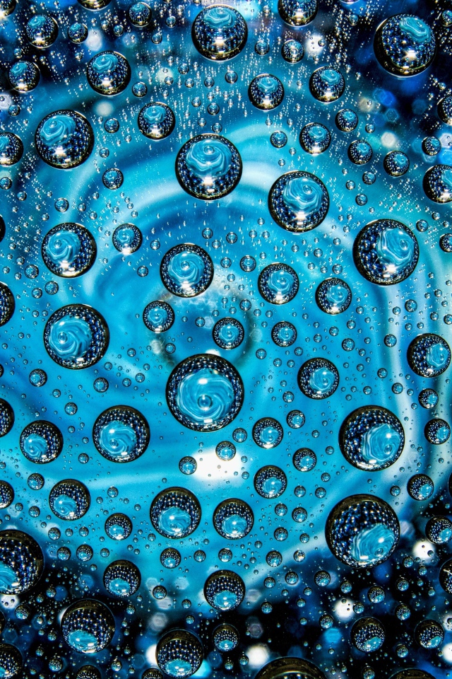 Много пузырей в голубой воронке