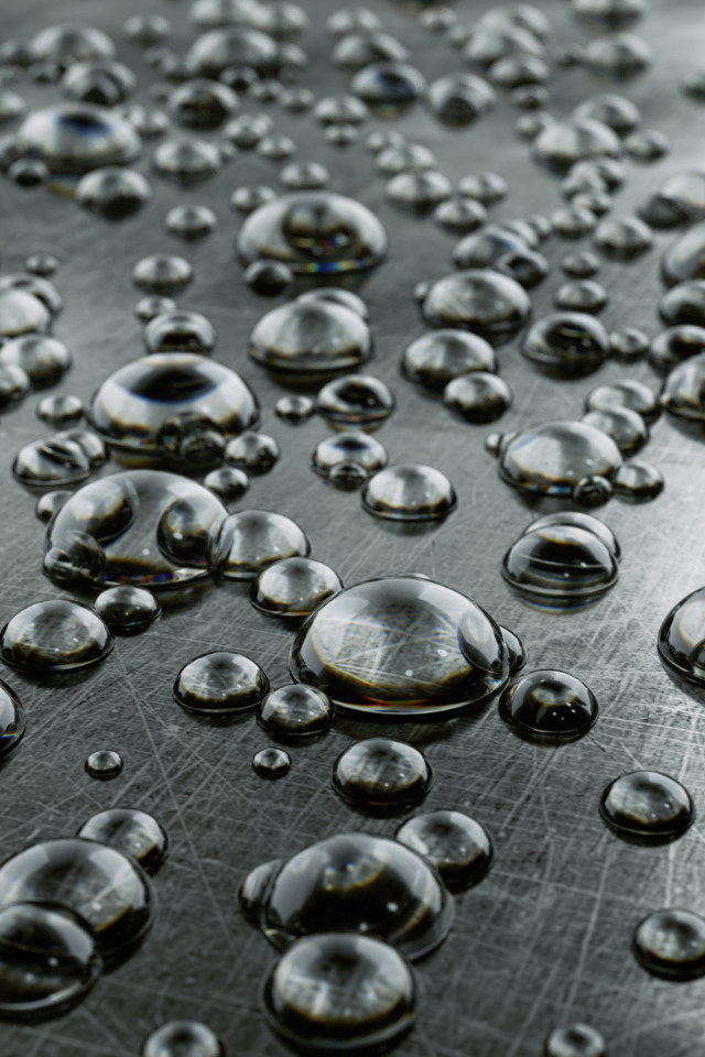 Много капель на серой железной поверхности 