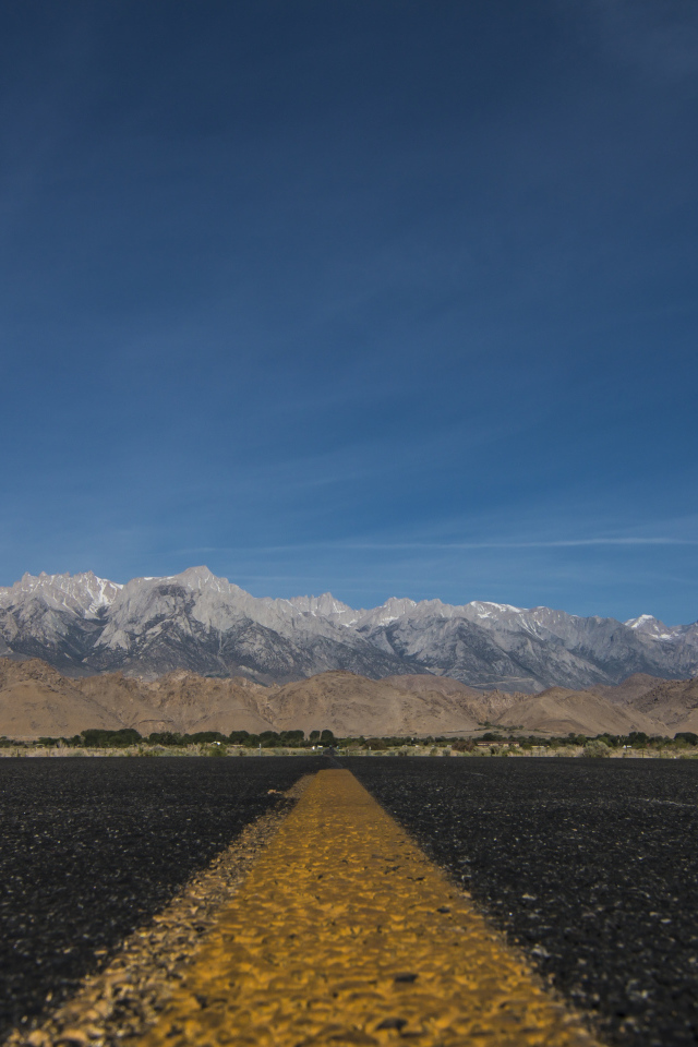 Асфальтовая дорога на фоне гор