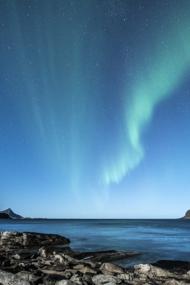 Полярное сияние над заливом