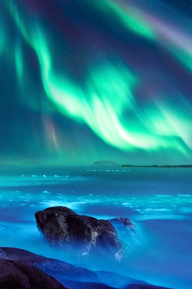 Полярное сияние над водой 