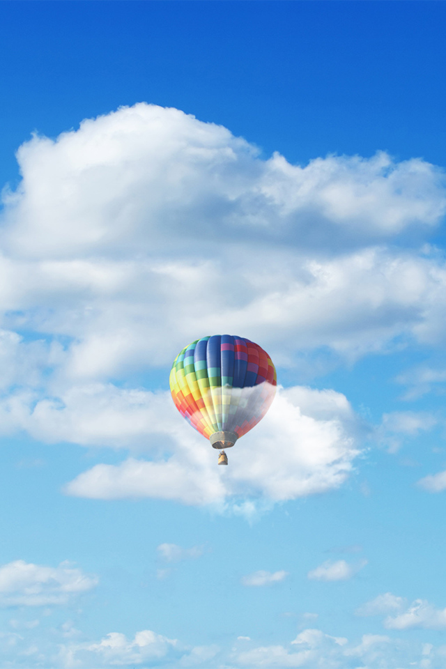 Воздушные шары в голубом небе с белыми облаками 