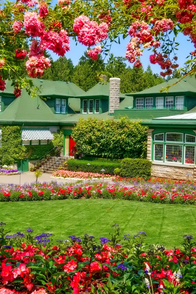 Красивый загородный дом с красивыми цветами