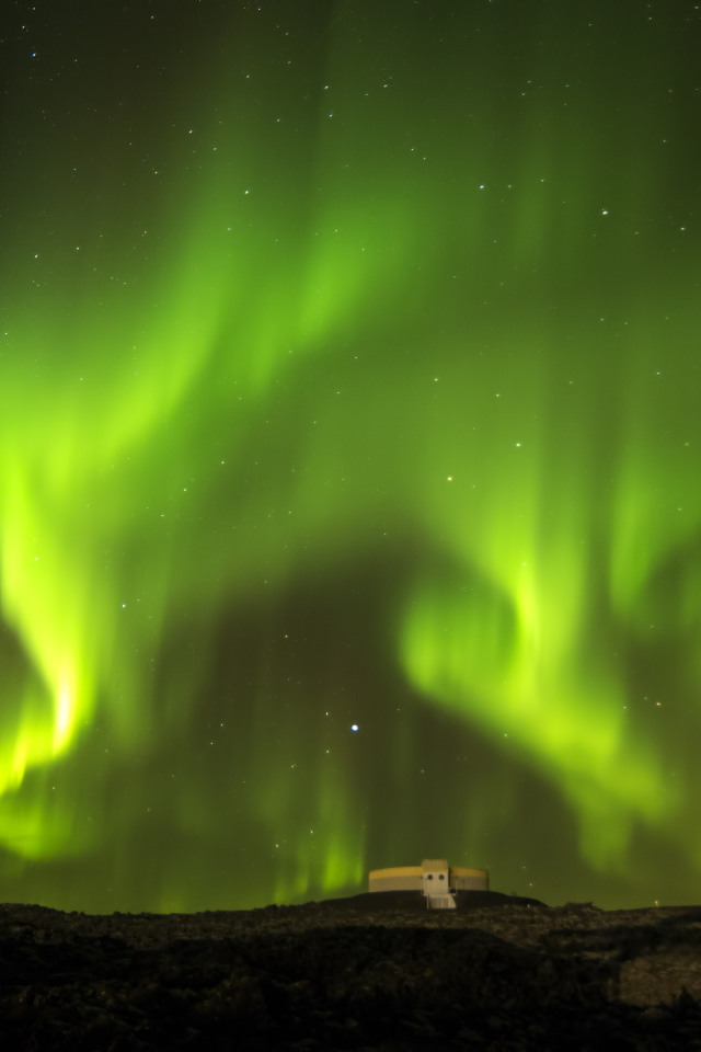 Красивое зеленое северное сияние в звездном ночном небе