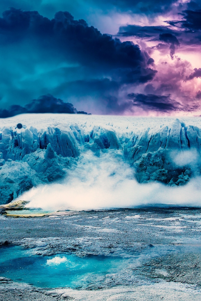 Большой голубой айсберг под грозовым небом