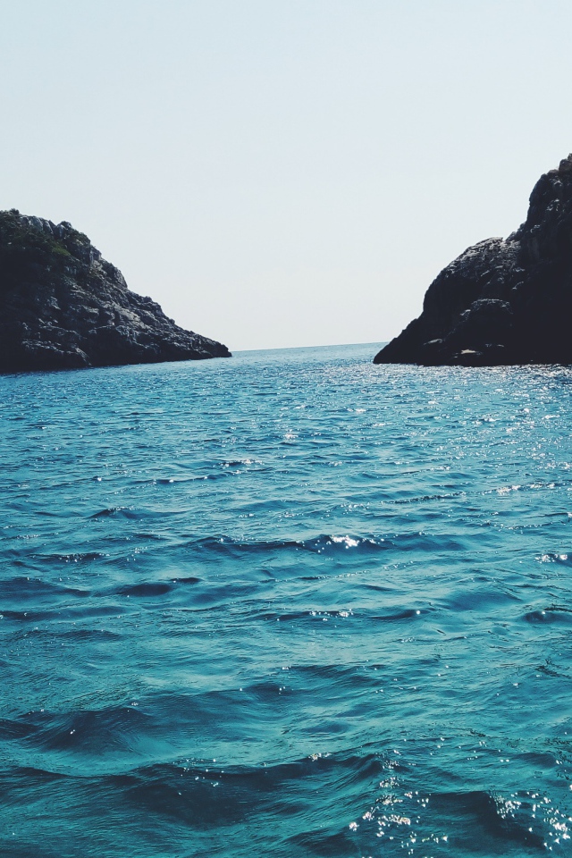 Голубая вода в заливе между гор 