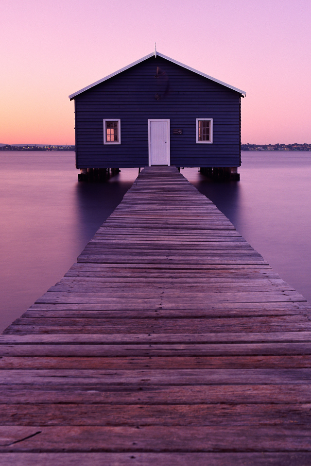 Мост с домом на воде под красивым небом