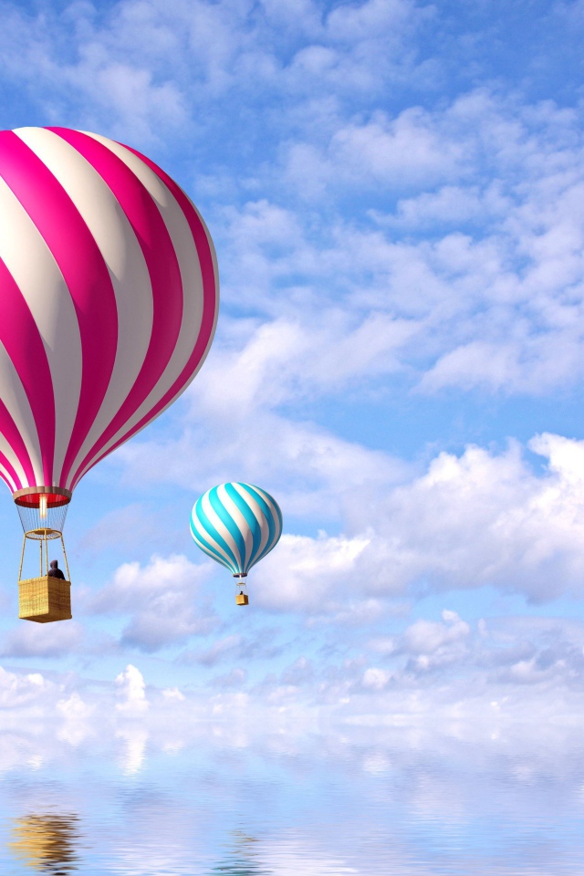 Яркие воздушные шары в небе над водой