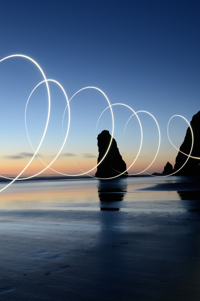 Яркая световая волна над мокрым морским песком