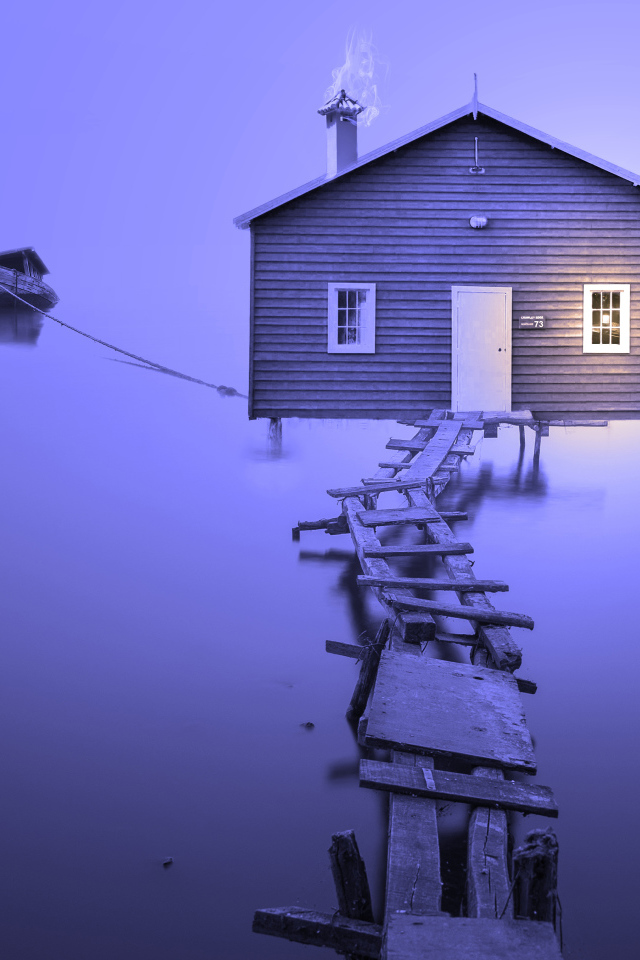 Сломанный деревянный мост к дому на воде