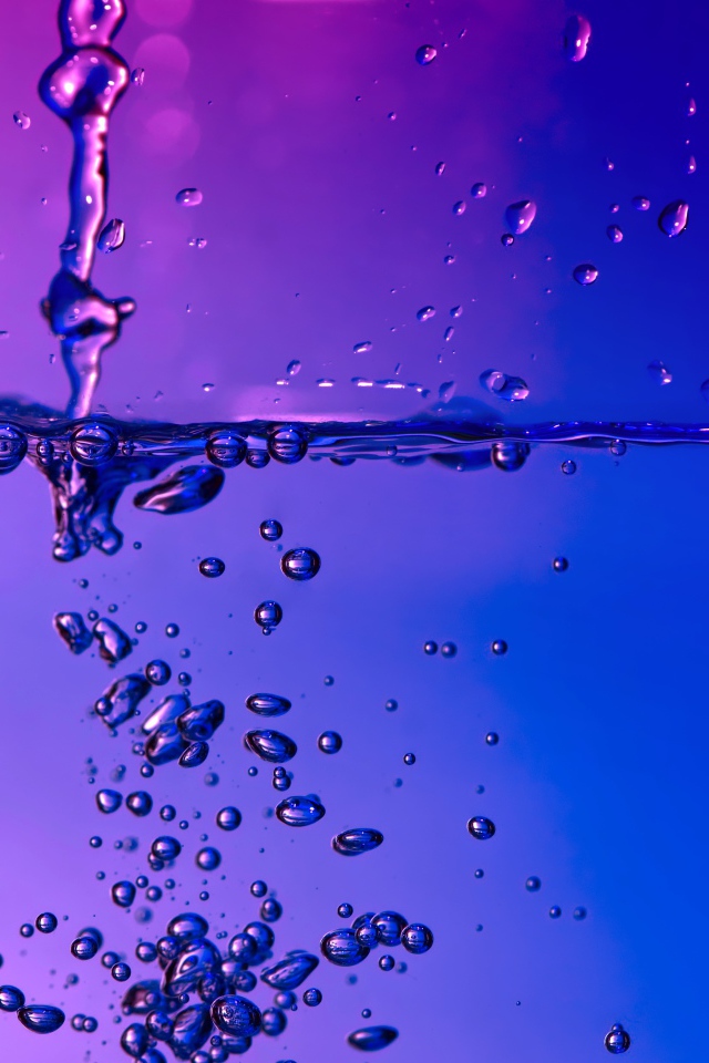 Пузыри в воде на синем фоне