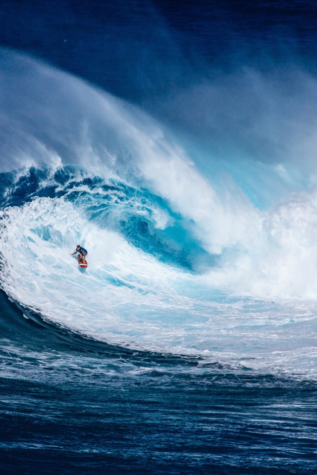 Высокая голубая волна с белой пеной для серфинга