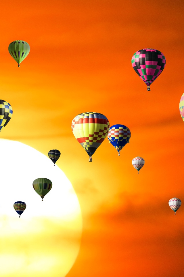 Монгольфьеры на фоне заката в небе
