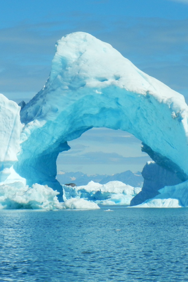 Огромный голубой айсберг в океане 