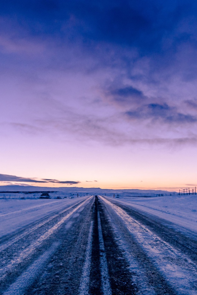 Покрытая льдом дорога на фоне неба 