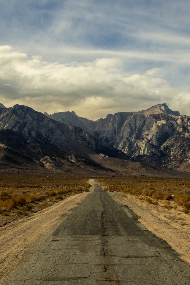 Длинная безлюдная дорога уходит в горы
