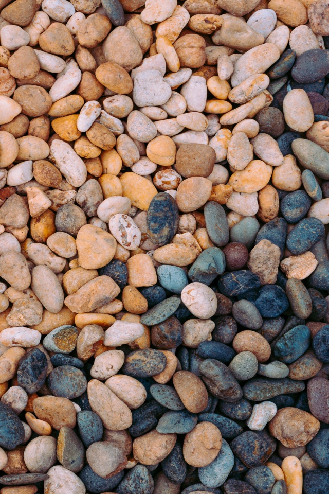 Много мелких разноцветных камней 