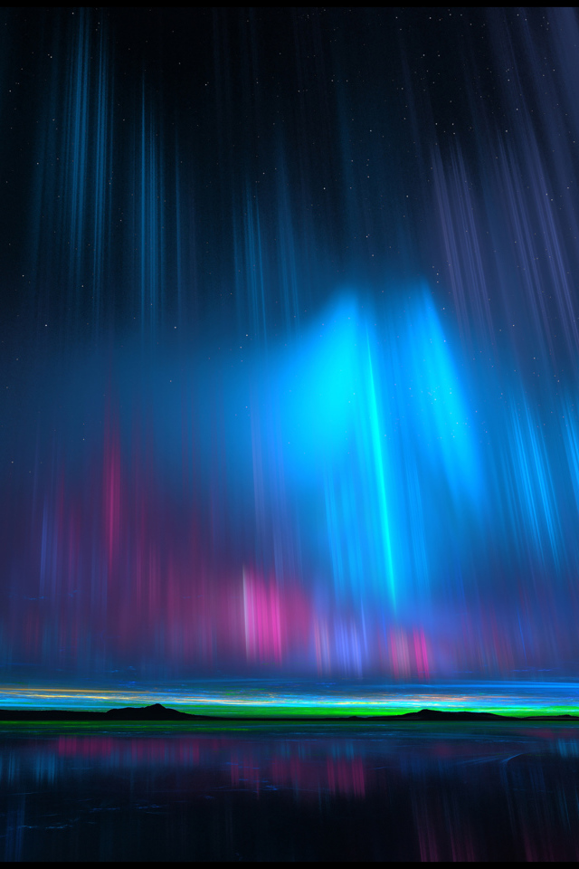 Северное сияние над водой ночью 