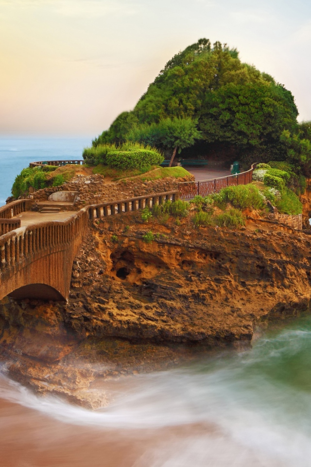 Старый мост идет к острову в океане, Франция