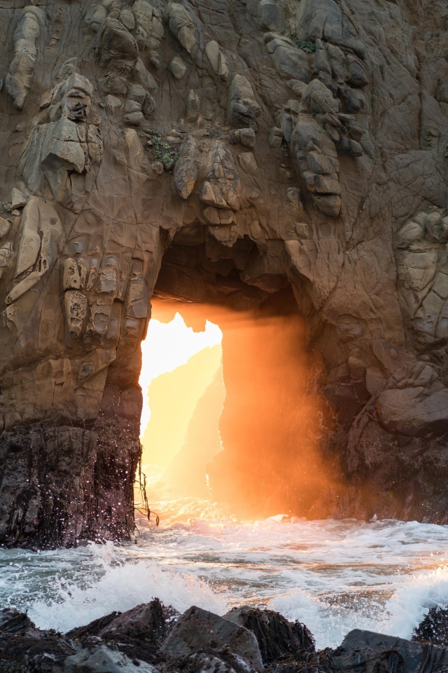 Проход в пещере в океане 