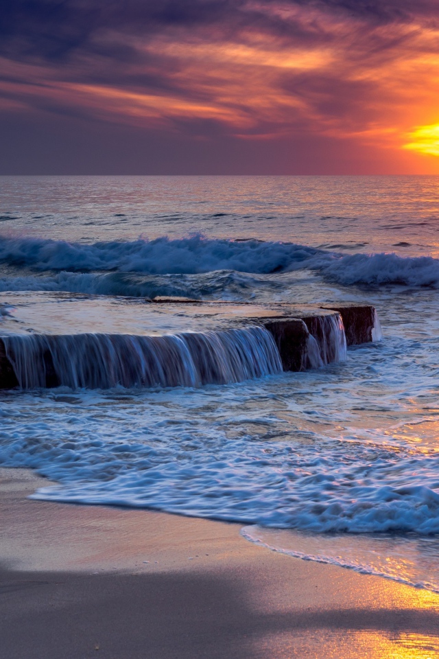 Бушующие волны океана на закате 