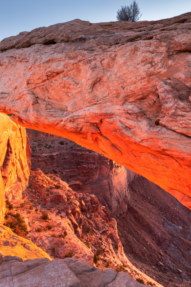 Скалы в лучах солнца в  Национальном парке Каньонлендс, Юта. США