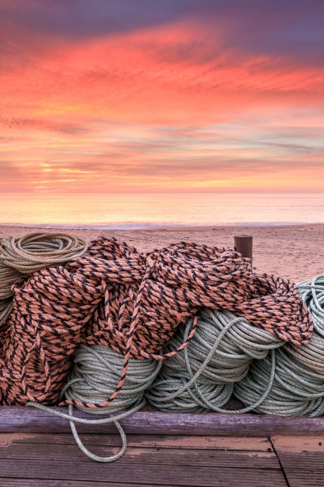 Канаты на деревянном мосту на фоне заката 
