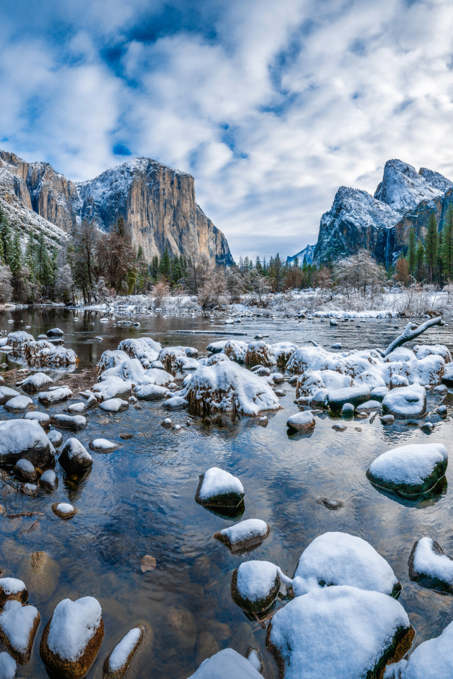 Река с покрытыми снегом камнями, Йосемитский Национальный Парк,  Калифорния. США