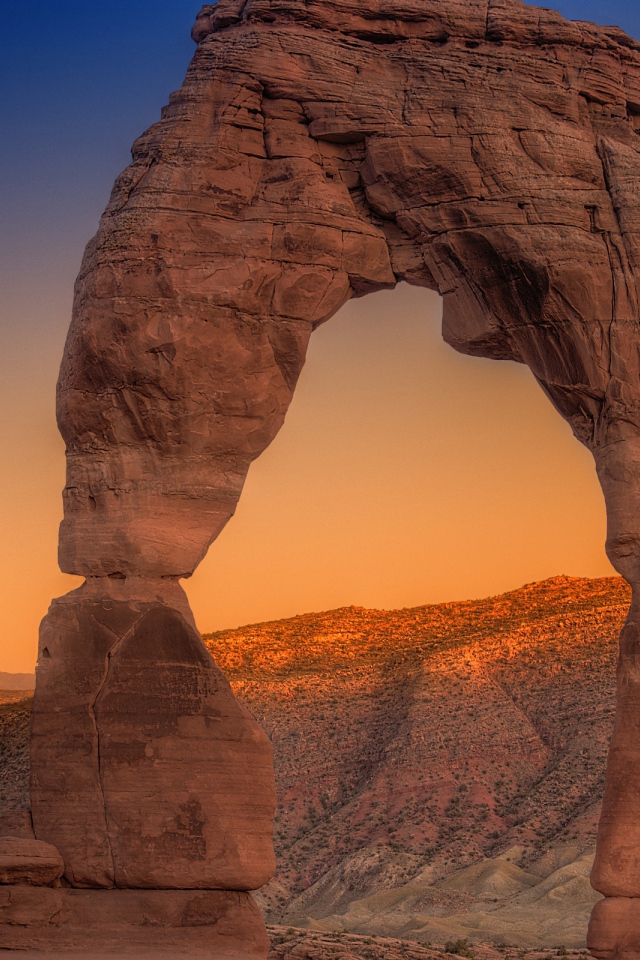 Каменная арка на фоне неба на закате солнца